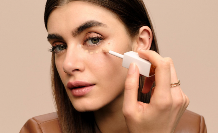 Sử dụng kem che khuyết điểm cho vùng dưới mắt sẽ ngay lập tức làm mới diện mạo của bạn và hoàn thiện lớp trang điểm nhẹ nhàng. Nếu bạn không muốn dùng kem nền, thoa kem che khuyết điểm dưới mắt là một cách tuyệt vời để làm đều màu da, che khuyết điểm quầng thâm mà không cần che phủ hoàn toàn.