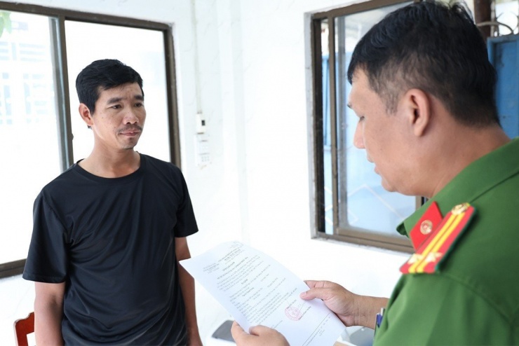 Công an tỉnh An Giang tống đạt các quyết định khởi tố và lệnh tạm giam đối với bị can Nguyễn Thành Trung.