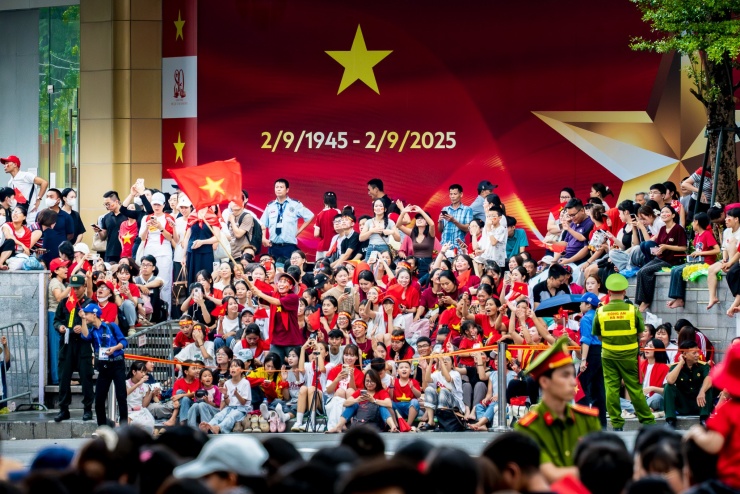 Người dân Thủ đô hào hứng chờ đoàn diễu binh trên đường phố Hà Nội trong buổi lễ Sơ duyệt sáng 28/8/2025. Ảnh: Nguyễn Hồng Nhật.