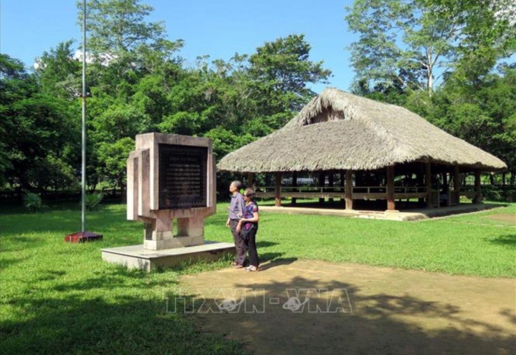 Du khách tham quan di tích đình Tân Trào. Ảnh:&nbsp;Quang Đán - TTXVN.