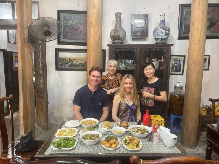 Mẹ con bà Lâm, chị Hằng làm cỗ tiếp khách trong ngôi nhà cổ hơn trăm tuổi. Ảnh: NVCC