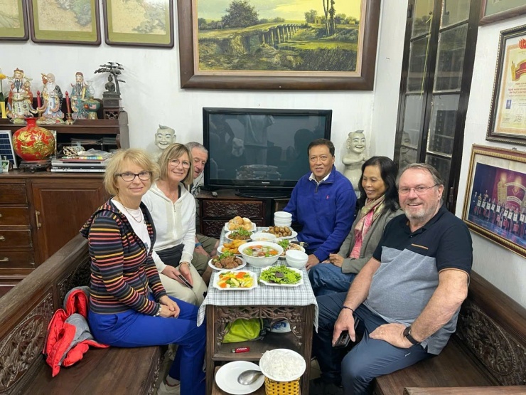 Khách nước ngoài tìm được đến “cỗ bà Lâm” vì thương hiệu này đã được lên “báo Tây” nhiều lần Ảnh: NVCC