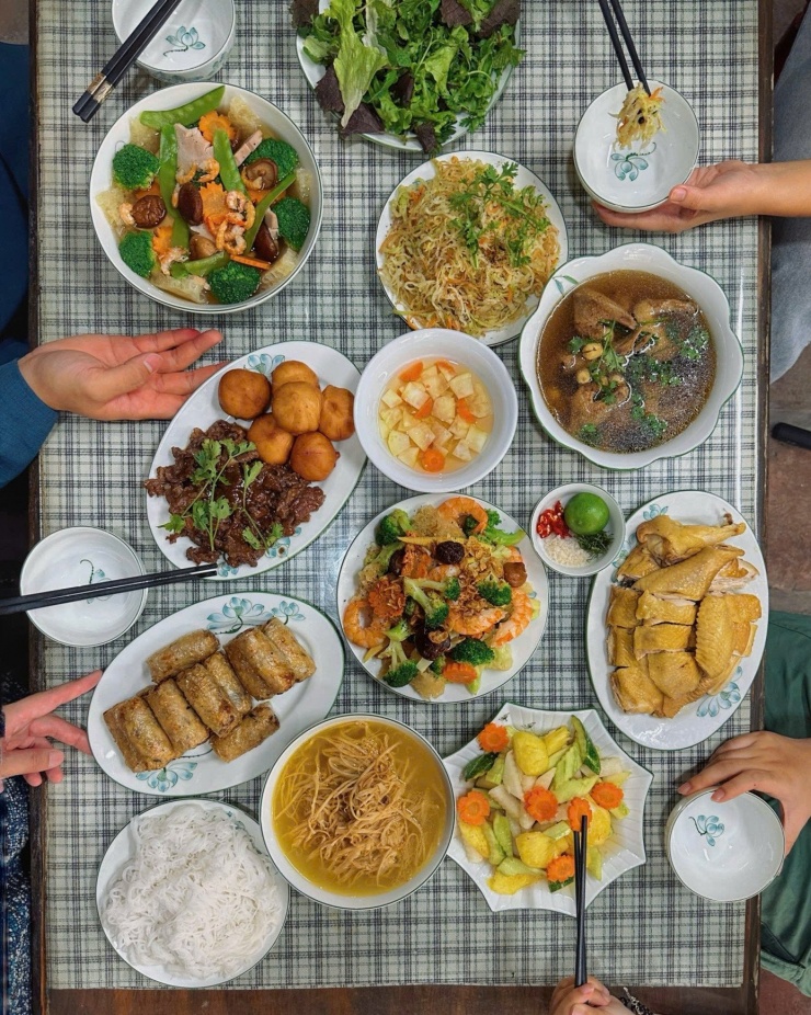 Mâm cỗ tiêu chuẩn với 8 món gồm: gà hấp lá chanh, su hào xào mực, bò sốt tiêu đen, nem tôm, tôm xào thập cẩm, chim hầm hạt sen, canh măng mực, canh bóng Ảnh: NVCC