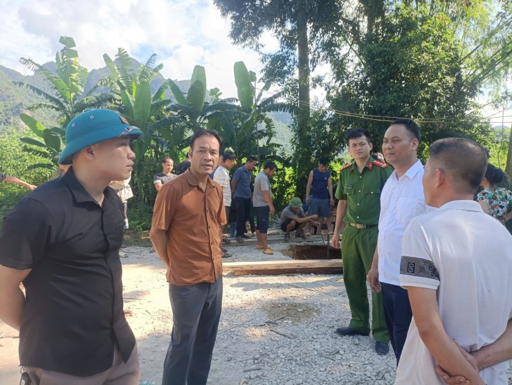 Cấp ủy, chính quyền địa phương có mặt tại hiện trường chỉ đạo việc di dời nhà đến nơi an toàn.