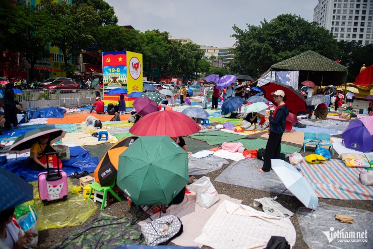 Vỉa hè Hùng Vương phủ kín bạt của người dân. Đây là vị trí được ví như “kim cương”, bởi từ đây có thể quan sát trọn vẹn các đoàn diễu binh đi qua.