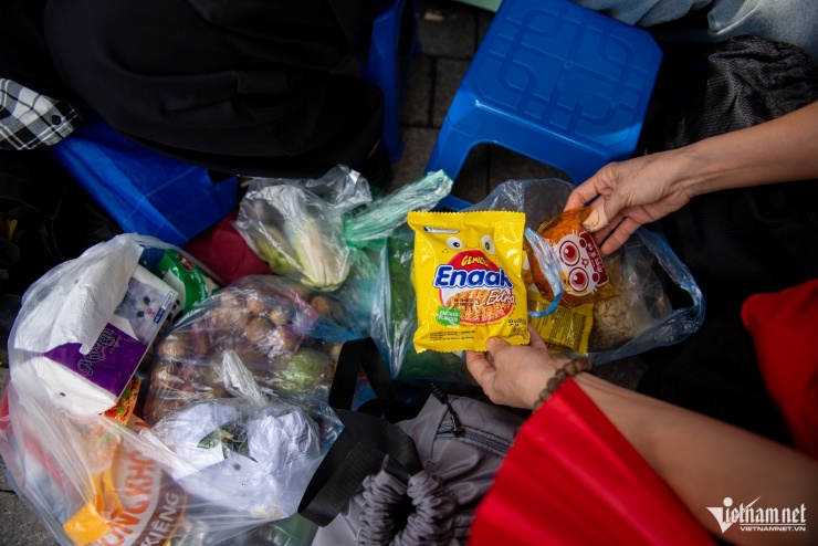 Xách cả túi đồ ăn, trải bạt giữ chỗ trước 1 ngày chờ xem tổng duyệt diễu binh - 8