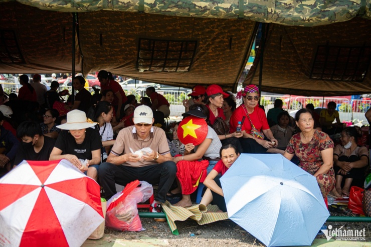 Xách cả túi đồ ăn, trải bạt giữ chỗ trước 1 ngày chờ xem tổng duyệt diễu binh - 7