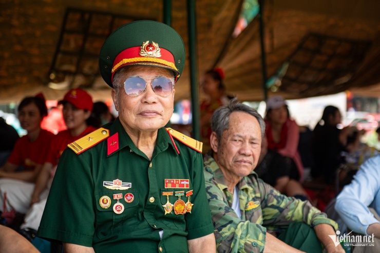 Ông Nguyễn Văn Lập (79 tuổi, Phú Xuyên) ngồi nghỉ trong nhà bạt. Ông cho biết bản thân mong chờ đến ngày hôm nay để chứng kiến sự hào hùng, vững mạnh của Quân đội nhân dân Việt Nam, để thấy hoà bình thật đẹp nên nhất định phải đến xem trực tiếp.