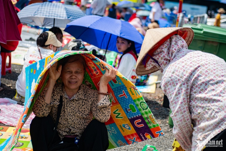 Càng về chiều, thời tiết càng oi nóng, người dân dùng nhiều biện pháp tránh nắng.