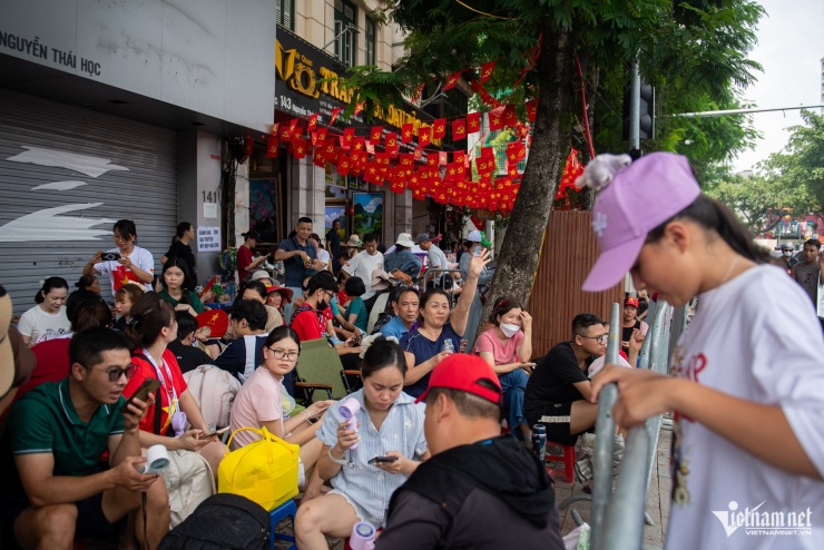 Xách cả túi đồ ăn, trải bạt giữ chỗ trước 1 ngày chờ xem tổng duyệt diễu binh - 15