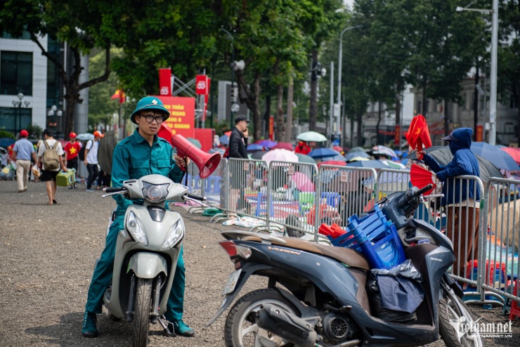 Lực lượng an ninh liên tục thông báo di chuyển xe tại các khu vực cấm, thông báo bà con giữ an ninh trật tự...