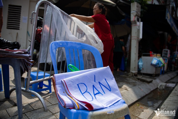 Những chiếc bạt bày bán dọc vỉa hè giá từ 10-20 nghìn đồng.