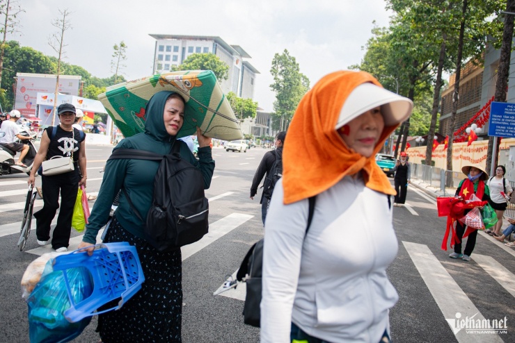 Lượng người vẫn liên tục đổ về trung tâm Hà Nội.