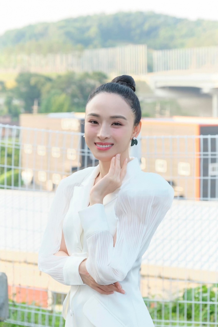 Trước đó, hồi tháng 6, Phương Nga được mời sang Hàn Quốc thực hiện phiên 'Mega Live' đầu tiên tại nước ngoài.