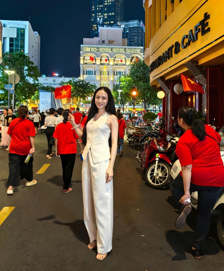 Những dịp lễ, Tết hoa hậu cũng hồ hởi ra phố cùng người dân vui chơi, tận hưởng không khí sôi động, náo nức.