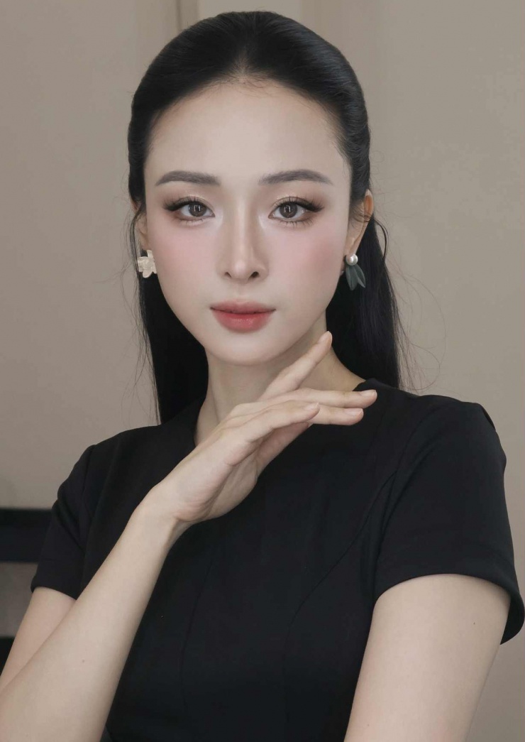 Hoa hậu tiết lộ thời gian qua cô nhận nhiều lời mời đóng phim nhưng chưa sẵn sàng trở lại màn ảnh.