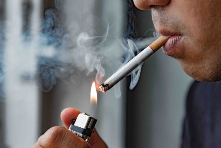 Hút thuốc lá có thể dẫn tới tình trạng hẹp động mạch máu nghiêm trọng, khiến lượng máu lưu thông tới dương vật bị trì hoãn, làm ảnh hưởng tới khả năng cương cứng. Vì thế, nam giới nên sớm từ bỏ thói quen xấu này để cải thiện tình trạng rối loạn cương dương và tránh nguy cơ ung thư phổi và ung thư gan. Ảnh minh họa: Internet