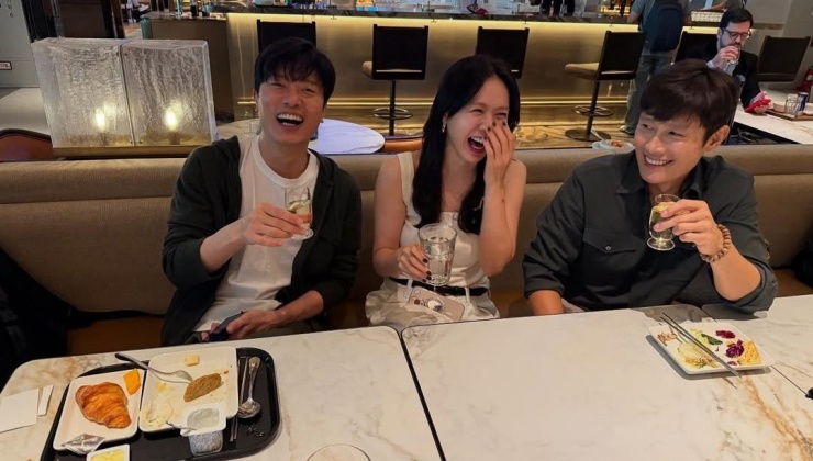 Son Ye Jin tươi cười bên Lee Byung Hun (phải) dù đàn anh đẩy cô vào tình huống khó khăn.