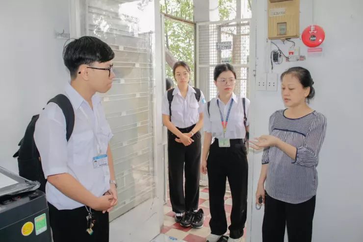 Sinh viên Trường ĐH Sài Gòn đi khảo sát chỗ thuê trọ để giới thiệu cho tân sinh viên. Ảnh: SGU