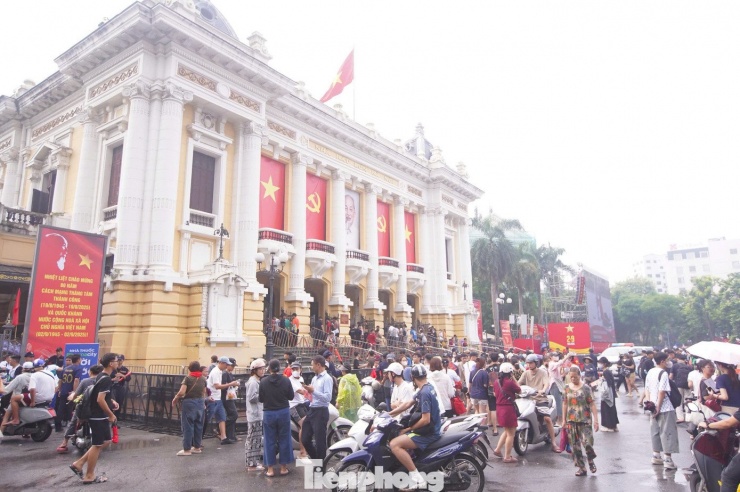 Vé xem concert quốc gia đặc biệt với chủ đề 80 năm hành trình Độc lập - Tự do - Hạnh phúc dự kiến được phát miễn phí tại Nhà hát Lớn Hà Nội từ 9h sáng 29/8. Tuy nhiên, do lượng người đổ về quá đông, ban tổ chức đã mở cổng phát vé từ 8h sáng. Mỗi người dân chỉ được nhận duy nhất một vé.