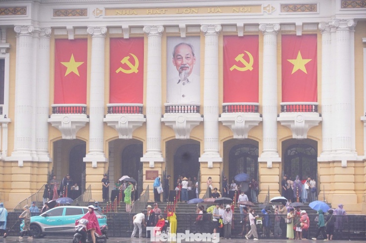 Ban tổ chức tiếp tục bố trí 5 cổng trả vé cho khán giả. Theo đó, để nhận vé, khán giả phải đủ 14 tuổi trở lên, mang Căn cước công dân (CCCD) bản gốc để ban tổ chức đối chiếu thông tin, tránh trùng lặp. Khán giả cần xếp hàng theo sự hướng dẫn của ban tổ chức tại cửa Nhà hát Lớn. Sau khi xuất trình CCCD bản gốc để nhân viên kiểm tra thông tin, khán giả nhận vé, kiểm tra thông tin vé trước khi rời quầy.