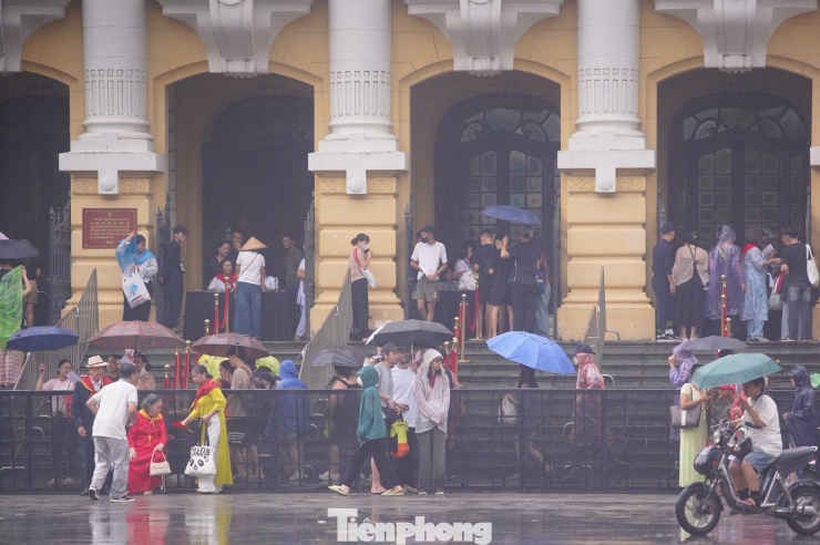 Ngay sát giờ phát vé, trời bất ngờ đổ mưa lớn, khiến nhiều người không kịp xoay xở.