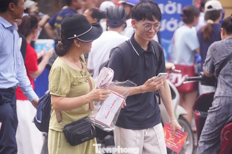 Tình trạng phe vé tại những concert lớn không thuyên giảm. Ngay khi cầm được vé ra khỏi cổng Nhà hát Lớn Hà Nội, nhiều khán giả đã bị những người phe vé lôi kéo để thu mua vé với số lượng lớn nhằm trục lợi. Theo đó, giá vé được nhiều người đặt ra là 1-2 triệu đồng/cặp.
