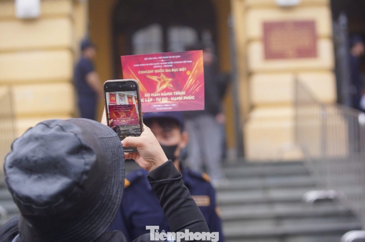 Ngay khi có vé trong tay, khán giả nhanh chóng check-in, khoe thành tích săn vé với bạn bè.