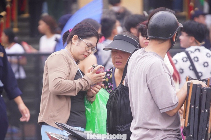 Nhiều người không ngần ngại bỏ ra hàng triệu đồng để mua lại những tấm vé "miễn phí" này.