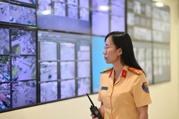 CSGT TP.HCM giám sát camera an ninh để kiểm soát tình hình giao thông trong dịp lễ. Ảnh: PHẠM HẢI