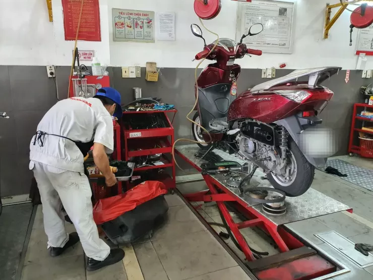 Đề xuất từ 1 tháng 7 năm 2027 sẽ áp dụng kiểm định khí thải đối với TP Hà Nội và TP.HCM. Ảnh: THY NHUNG