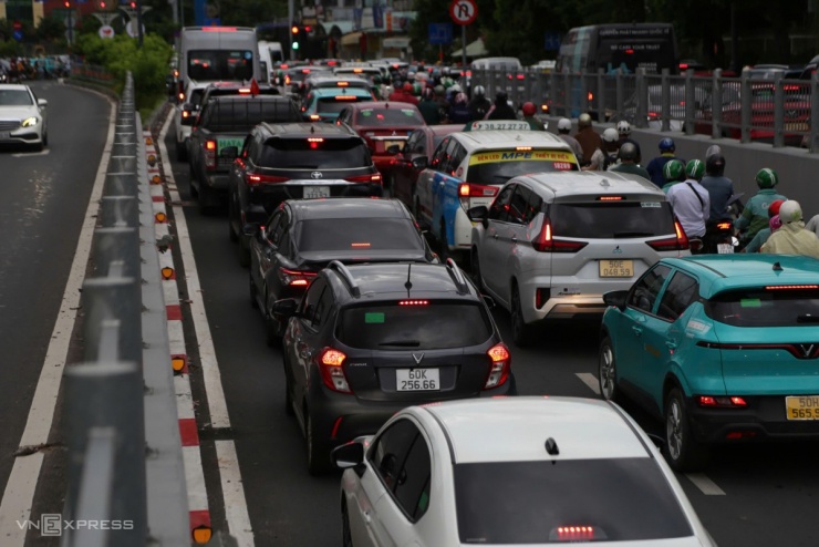 Dòng xe ùn ứ dưới mưa giông ở Tân Sơn Nhất trước lễ 2/9 - 1