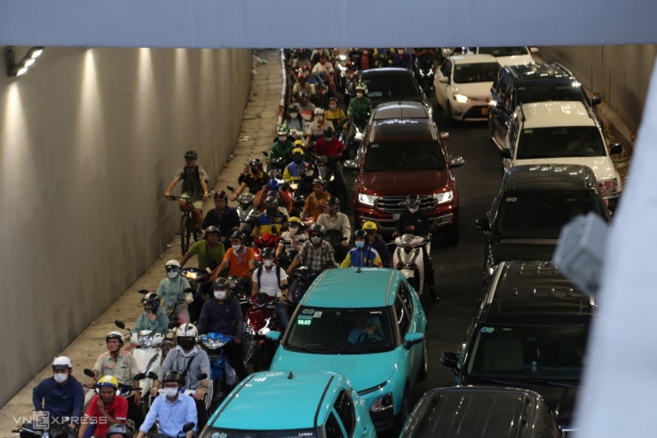 Dòng xe ùn ứ dưới mưa giông ở Tân Sơn Nhất trước lễ 2/9 - 3