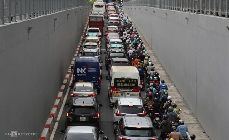 Dòng xe ùn ứ dưới mưa giông ở Tân Sơn Nhất trước lễ 2/9 - 2