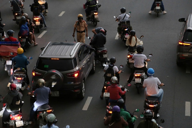 Dòng xe ùn ứ dưới mưa giông ở Tân Sơn Nhất trước lễ 2/9 - 5