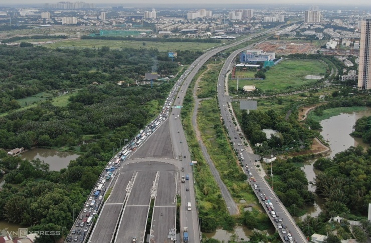 Dòng xe ùn ứ dưới mưa giông ở Tân Sơn Nhất trước lễ 2/9 - 9