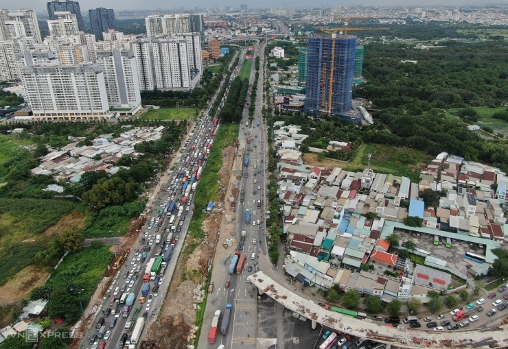 Dòng xe ùn ứ dưới mưa giông ở Tân Sơn Nhất trước lễ 2/9 - 8