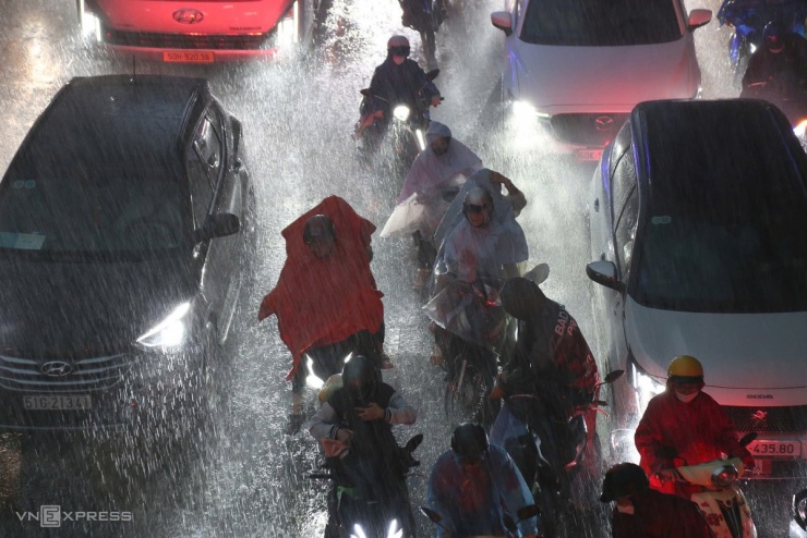 Dòng xe ùn ứ dưới mưa giông ở Tân Sơn Nhất trước lễ 2/9 - 7