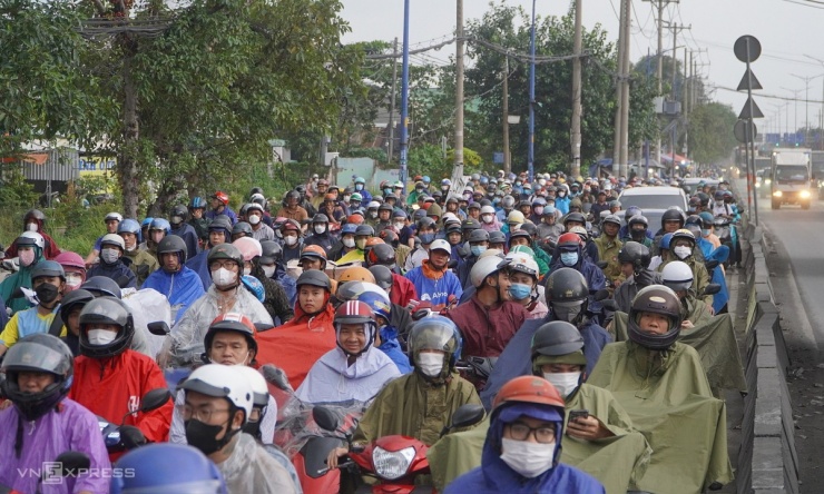 Dòng xe ùn ứ dưới mưa giông ở Tân Sơn Nhất trước lễ 2/9 - 10