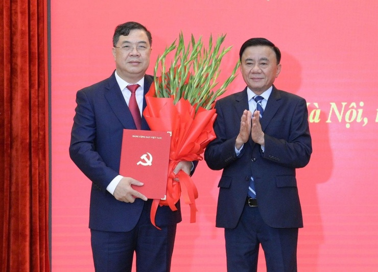 Thường trực Ban Bí thư Trần Cẩm Tú trao quyết định và tặng hoa chúc mừng ông Phạm Gia Túc. Ảnh: Cổng thông tin Đảng Cộng sản.