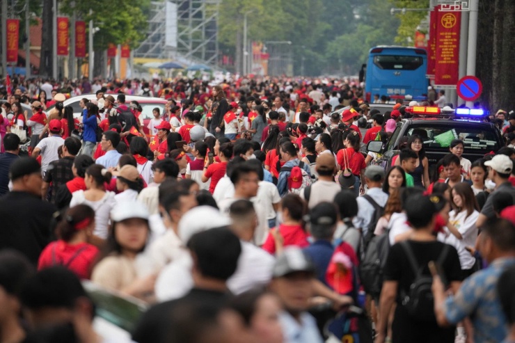 Buổi tổng duyệt diễn ra vào sáng 30/8 nhưng ngay từ trưa 29/8 đã có hàng nghìn người đổ về khu vực Hùng Vương - Trần Phú, Liễu Giai - Kim Mã, Hàng Cháo... chọn vị trí "đắc địa" để chờ đón buổi tổng duyệt.