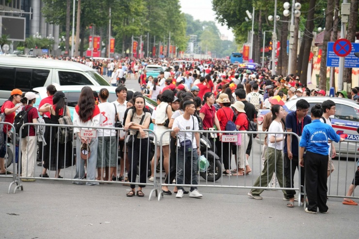 Nghìn người háo hức chờ đón Tổng duyệt diễu binh, diễu hành - 3