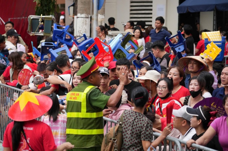 Nghìn người háo hức chờ đón Tổng duyệt diễu binh, diễu hành - 2