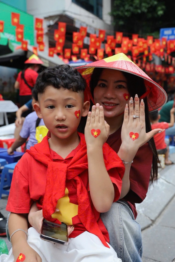 Nhiều bạn nhỏ thích thú khi được theo chân bố mẹ hoà vào không khí náo nức, rộn ràng.