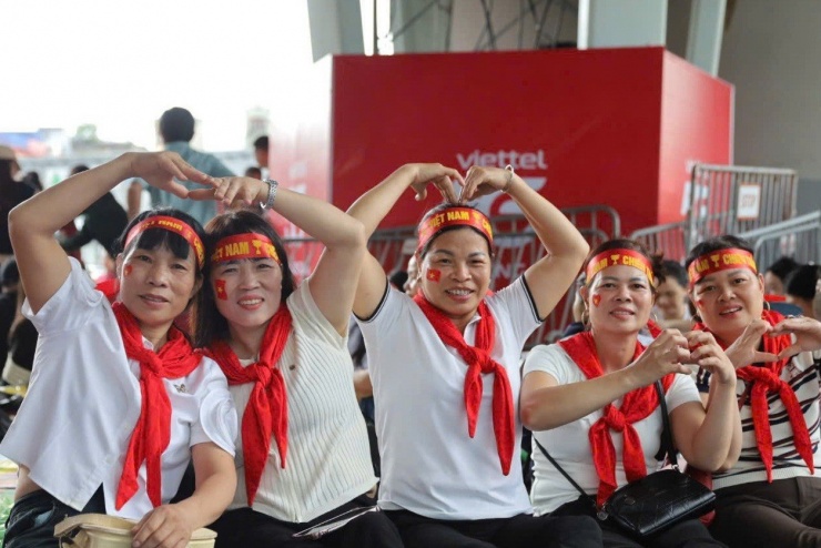 Ai cũng háo hức và mong chờ được chứng kiến buổi tổng duyệt.