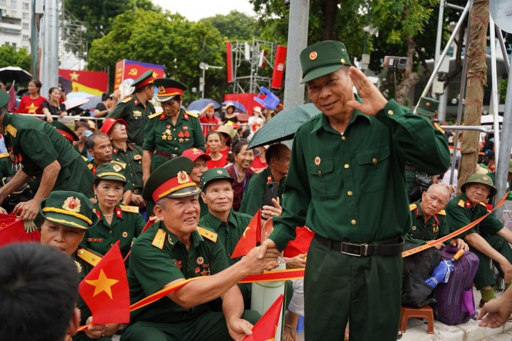 Các cựu chiến binh gặp lại "tay bắt mặt mừng" trong không khí tưng bừng của ngày hội non sông