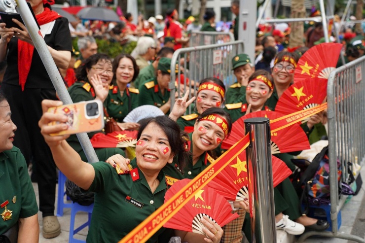 Tại khu vực đường Hùng Vương, Trần Phú, phố Tràng Tiền, Nhà Chung,... lực lượng chức năng đã tích cực triển khai, tạo dựng các khu vực ưu tiên với khoảng hơn 5.000 chỗ ngồi dành riêng cho các cựu chiến binh và người cao tuổi xem tổng duyệt.