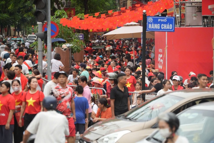 Nghìn người háo hức chờ đón Tổng duyệt diễu binh, diễu hành - 12