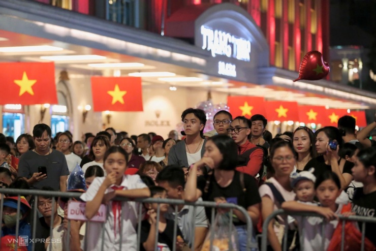 Thức xuyên đêm chờ xem tổng duyệt diễu binh - 20