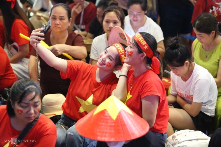 Người dân tập trung trước phố Hai Bà Trưng mang cờ đỏ sao vàng để chụp ảnh selfie. Ảnh: Hiếu Lương